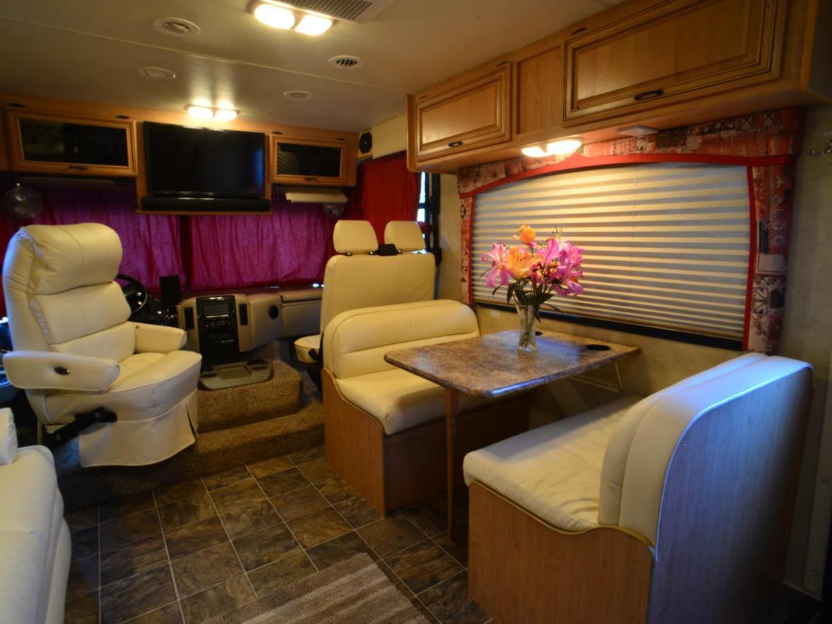 Luxury American Rv With Hot Tub West Chiltington Esterno foto