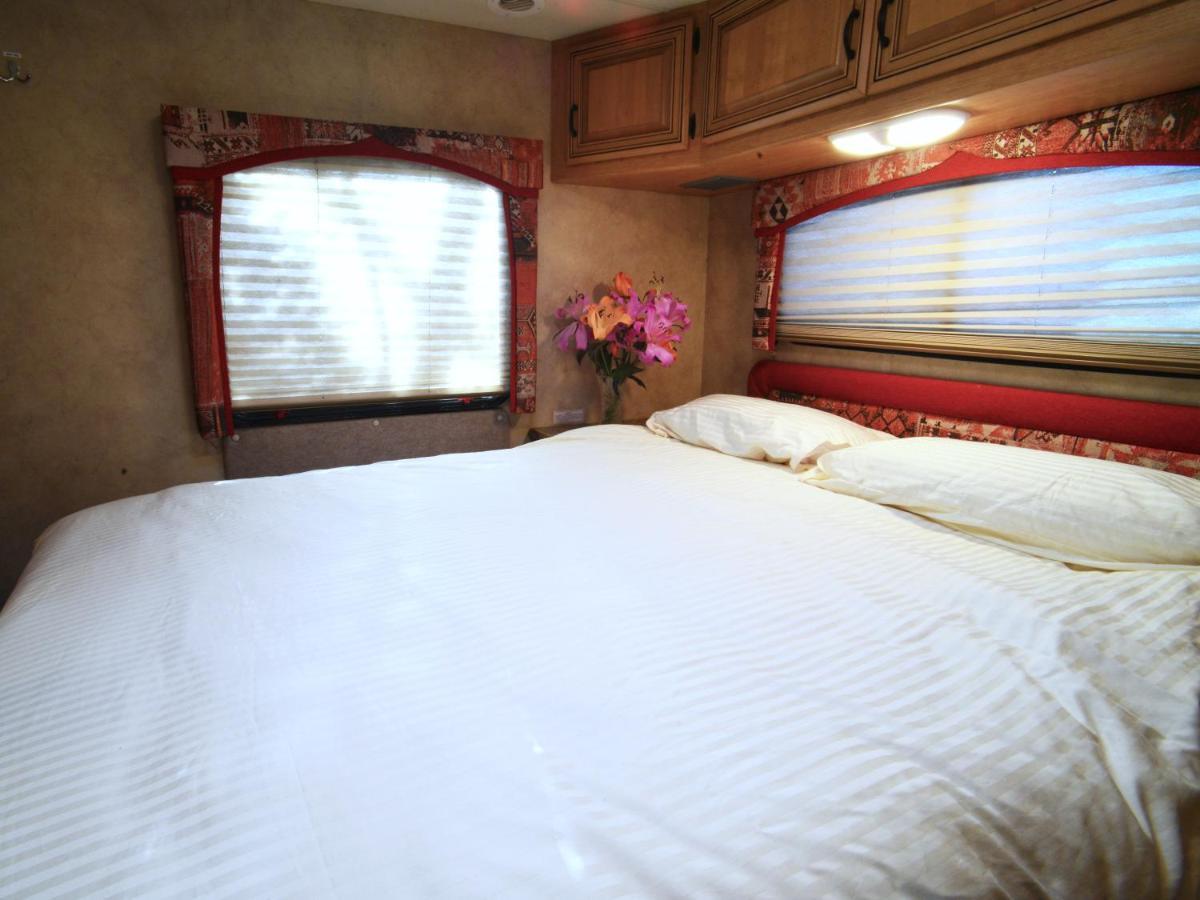 Luxury American Rv With Hot Tub West Chiltington Esterno foto
