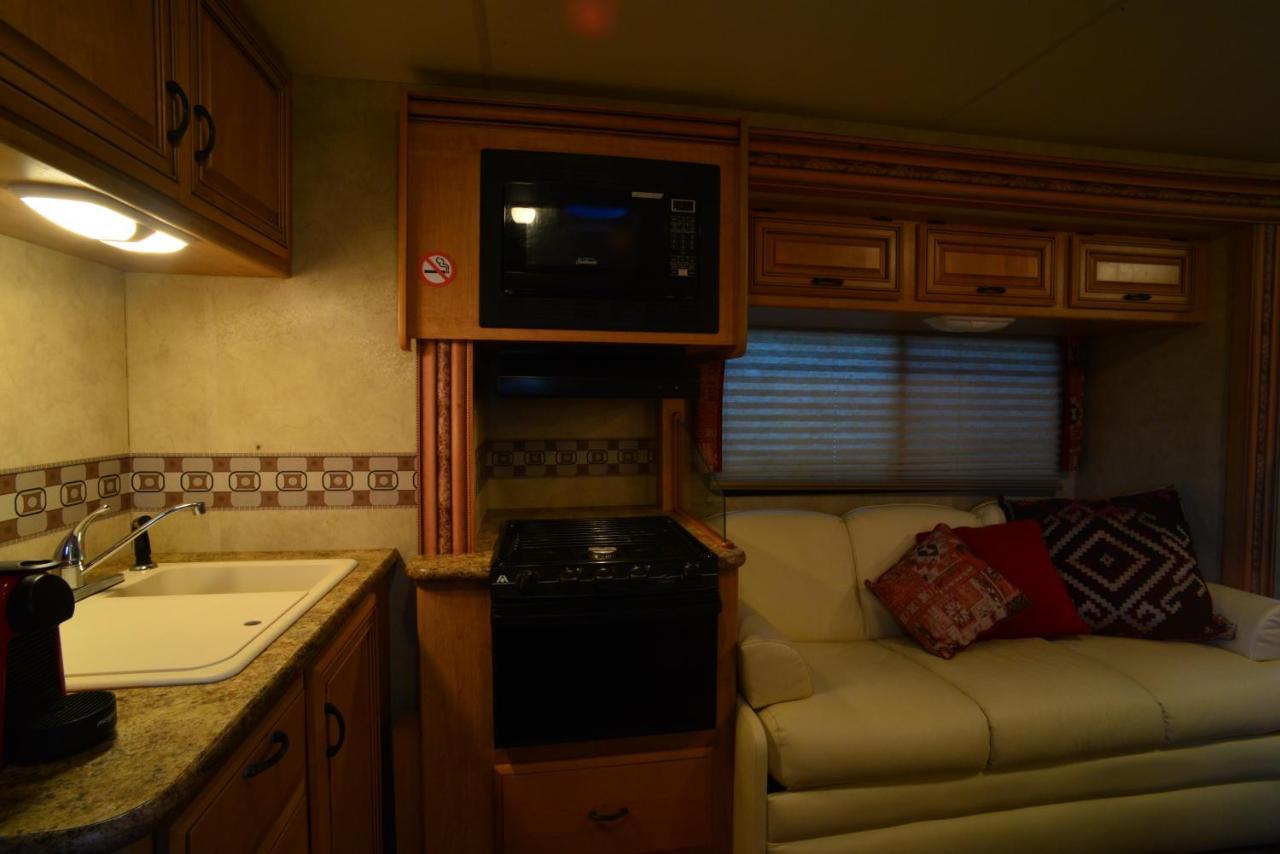 Luxury American Rv With Hot Tub West Chiltington Esterno foto